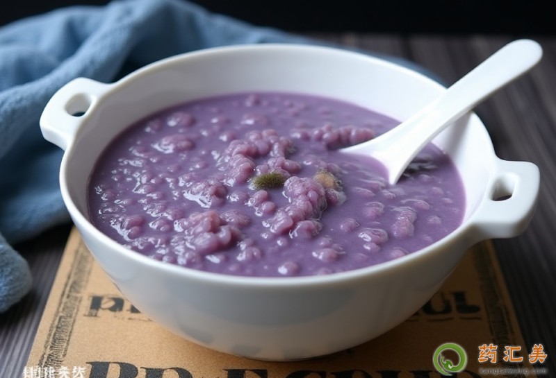 胰腺炎出院后是可以喝紫薯粥的,胰腺炎剛出院15天內喝紫薯粥不宜添加各種豆類哦。紫薯粥是一道營養豐富易消化的美食。制作簡單,老少皆宜。所需食材只有紫薯和大米。把紫薯切成小丁加入米中一起煮至紫薯化開,熬至粘稠即可。紫薯的營養價值1、紫薯除了具有普通紅薯的營養成分外,還富含硒元素和花青素。2、紫薯中含有豐富的蛋白質,18種易被人體消化和吸收的氨基酸,維生素c、b、a等8種維生素和磷、鐵等10多種天然礦物質元素。其中鐵和硒含量豐富。而硒和鐵是人體抗疲勞、抗衰老、補血的必要元素,特別是硒被稱為“抗癌大王”,易被人體吸收,可留在血清中,修補心肌,增強機體免疫力,清除體內自由基,抑制癌細胞中dna的合成和癌細胞的**與生長,預防胃癌、肝癌等癌病的發生。3、紫薯富含纖維素,可增加糞便體積,促進腸胃蠕動,清理腸腔內滯留的粘液、積氣和腐敗物,排出糞便中的有毒物質和致癌物質,保持大便暢通,改善消化道環境,防止胃腸道疾病的發生。 胰腺炎出院后是可以喝紫薯粥的,胰腺炎剛出院15天內喝紫薯粥不宜添加各種豆類哦。紫薯粥是一道營養豐富易消化的美食。制作簡單,老少皆宜。所需食材只有紫薯和大米。把紫薯切成小丁加入米中一起煮至紫薯化開,熬至粘稠即可。紫薯的營養價值1、紫薯除了具有普通紅薯的營養成分外,還富含硒元素和花青素。2、紫薯中含有豐富的蛋白質,18種易被人體消化和吸收的氨基酸,維生素c、b、a等8種維生素和磷、鐵等10多種天然礦物質元素。其中鐵和硒含量豐富。而硒和鐵是人體抗疲勞、抗衰老、補血的必要元素,特別是硒被稱為“抗癌大王”,易被人體吸收,可留在血清中,修補心肌,增強機體免疫力,清除體內自由基,抑制癌細胞中dna的合成和癌細胞的**與生長,預防胃癌、肝癌等癌病的發生。3、紫薯富含纖維素,可增加糞便體積,促進腸胃蠕動,清理腸腔內滯留的粘液、積氣和腐敗物,排出糞便中的有毒物質和致癌物質,保持大便暢通,改善消化道環境,防止胃腸道疾病的發生。