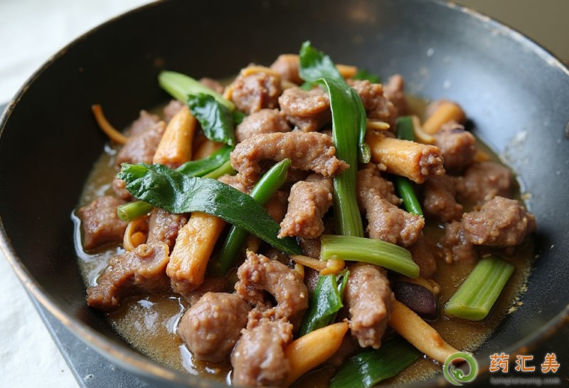 胰腺炎剛出院15-20天內是不建議吃雞鴨鵝的,胰腺炎剛出院要遵循低脂肪清淡飲食原則,剛出院是不建議吃任何肉類的。從蛋白質來看,雞第一,鵝第二,鴨第三,而從脂肪看,鴨第一,雞鵝差不多。雞鴨鵝的營養價值1、低脂肪成分,有助預防心血管病雞、鴨、鵝肉,不僅總的脂肪含量低,所含脂肪的化學結構更接近橄欖油的成分。禽類中所含的脂肪成分主要是對心血管有保護作用的單不飽和脂肪酸;而豬、牛、羊肉中的脂肪,則主要是容易導致冠心病和動脈粥樣硬化的飽和脂肪酸。所以,常吃禽類能夠預防冠心病、動脈粥樣硬化等心血管疾病的發生。2、高含量蛋白質,煲湯味鮮美可食部分的雞、鴨、鵝肉中的蛋白質含量為16%~25%,比豬、牛、羊等畜肉的蛋白質含量高一些。禽類蛋白質主要是肌漿蛋白和肌凝蛋白;另一部分是間質蛋白,其中含有能溶于水的膠原蛋白和彈性蛋白等,其余為非蛋白氮。肉食含氮浸出物越多,味道越鮮美。雞、鴨、鵝肉常被用做煲湯的原料,就是因為其蛋白質含量高且味道鮮美。3、維生素和礦物質,各有所長雞、鴨、鵝等禽肉類中含有豐富的維生素和礦物質,它們的肌肉和心、肝等內臟含有豐富的維生素a、e、b1、b2、c及鐵、磷、鈣等礦物質。婦女貧血、視力不佳、發育不良、體質虛弱,均適合吃這些禽類的肝臟等進行食補。雞肉中鉀含量較鴨、鵝類要高,每100克可食部分含量近300毫克,另外還含有較多的鐵、銅、鋅等微量元素。這表明,雞肉對心臟功能比較虛弱的人來說,是一種不錯的進補食材。鴨、鵝類肉中的煙酸和維生素e的含量,以及微量元素硒的含量卻比雞肉要高得多。硒是人體內最主要的抗氧化微量元素,所以,常吃鴨、鵝類對提高機體免疫力,抑制腫瘤的發生有一定的作用。 胰腺炎剛出院15-20天內是不建議吃雞鴨鵝的,胰腺炎剛出院要遵循低脂肪清淡飲食原則,剛出院是不建議吃任何肉類的。從蛋白質來看,雞第一,鵝第二,鴨第三,而從脂肪看,鴨第一,雞鵝差不多。雞鴨鵝的營養價值1、低脂肪成分,有助預防心血管病雞、鴨、鵝肉,不僅總的脂肪含量低,所含脂肪的化學結構更接近橄欖油的成分。禽類中所含的脂肪成分主要是對心血管有保護作用的單不飽和脂肪酸;而豬、牛、羊肉中的脂肪,則主要是容易導致冠心病和動脈粥樣硬化的飽和脂肪酸。所以,常吃禽類能夠預防冠心病、動脈粥樣硬化等心血管疾病的發生。2、高含量蛋白質,煲湯味鮮美可食部分的雞、鴨、鵝肉中的蛋白質含量為16%~25%,比豬、牛、羊等畜肉的蛋白質含量高一些。禽類蛋白質主要是肌漿蛋白和肌凝蛋白;另一部分是間質蛋白,其中含有能溶于水的膠原蛋白和彈性蛋白等,其余為非蛋白氮。肉食含氮浸出物越多,味道越鮮美。雞、鴨、鵝肉常被用做煲湯的原料,就是因為其蛋白質含量高且味道鮮美。3、維生素和礦物質,各有所長雞、鴨、鵝等禽肉類中含有豐富的維生素和礦物質,它們的肌肉和心、肝等內臟含有豐富的維生素a、e、b1、b2、c及鐵、磷、鈣等礦物質。婦女貧血、視力不佳、發育不良、體質虛弱,均適合吃這些禽類的肝臟等進行食補。雞肉中鉀含量較鴨、鵝類要高,每100克可食部分含量近300毫克,另外還含有較多的鐵、銅、鋅等微量元素。這表明,雞肉對心臟功能比較虛弱的人來說,是一種不錯的進補食材。鴨、鵝類肉中的煙酸和維生素e的含量,以及微量元素硒的含量卻比雞肉要高得多。硒是人體內最主要的抗氧化微量元素,所以,常吃鴨、鵝類對提高機體免疫力,抑制腫瘤的發生有一定的作用。