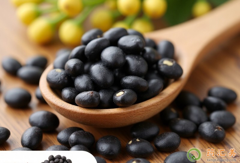 黑豆非常的有營養(yǎng)。黑豆除了上面的吃法,還可以用來打豆?jié){。每天早上喝一杯黑豆豆?jié){,對人體補(bǔ)充營養(yǎng)非常有幫助。黑豆不僅能使人的頭發(fā)變得烏黑有光澤,還能夠幫助人們的新陳代謝。黑豆黑發(fā)的偏方1、每天晚上的時候,炒20顆左右的黑豆,和一勺黑芝麻,兩個一起吃掉。長期這樣吃,可以使得頭發(fā)黑亮。2、黑芝麻、黃豆、花生、核桃各等份,分別炒香、炒熟,研成細(xì)粉后調(diào)勻。每日睡前用牛奶、豆?jié){或開水沖服一小匙。腹瀉時不宜使用。3、蓮須6—10克,旱蓮草15克,煎湯服,每日1次。4、紅糖500克入鍋內(nèi),加水少許。以文火煎熬至較稠厚時,再放入炒熟之黑芝麻、核桃仁各150克,調(diào)勻,即停火。趁熱熔糖液到在表面涂有食用油的搪瓷盤中,待稍冷,將糖壓平,用刀劃成小塊,冷卻后隨意食用。5、鵪鶉蛋2個,何首烏30克,生地20克,加水共煎,蛋熟去殼,放回湯中再煮一會兒,棄渣食蛋飲湯。6、何首烏100克,紅棗10枚,白葡萄酒500毫升,浸泡半個月,每天晨起服1匙,長期服用,可使頭發(fā)烏黑發(fā)亮。7、黑芝麻25克搗碎,大米適量洗凈,加水共煮為粥,經(jīng)常佐餐食用。黑豆的營養(yǎng)價(jià)值黑豆對年輕女性來說,還有美容養(yǎng)顏的功效。黑豆含有豐富的維生素,其中e族和b族維生素含量最高,維生素e的含量比肉類高5~7倍眾所周知,維生素e 是一種相當(dāng)重要的保持青春健美的物質(zhì)。我國古人雖不知道黑豆中含有較多的維生素e,卻從實(shí)踐中得知它是一種美容食品。如古代藥典上曾記載黑豆可駐顏、明目、烏發(fā),使皮膚白嫩等。黑豆吃才能黑發(fā)。黑豆的皮是黑色的,含有很多的花青素成分。花青素屬于很好的抗氧化劑的來源。能夠清除了體內(nèi)的自由基。尤其是在胃酸的環(huán)境下,有很好的抗氧化效果。能夠美容養(yǎng)顏,增加腸胃的蠕動。 黑豆非常的有營養(yǎng)。黑豆除了上面的吃法,還可以用來打豆?jié){。每天早上喝一杯黑豆豆?jié){,對人體補(bǔ)充營養(yǎng)非常有幫助。黑豆不僅能使人的頭發(fā)變得烏黑有光澤,還能夠幫助人們的新陳代謝。黑豆黑發(fā)的偏方1、每天晚上的時候,炒20顆左右的黑豆,和一勺黑芝麻,兩個一起吃掉。長期這樣吃,可以使得頭發(fā)黑亮。2、黑芝麻、黃豆、花生、核桃各等份,分別炒香、炒熟,研成細(xì)粉后調(diào)勻。每日睡前用牛奶、豆?jié){或開水沖服一小匙。腹瀉時不宜使用。3、蓮須6—10克,旱蓮草15克,煎湯服,每日1次。4、紅糖500克入鍋內(nèi),加水少許。以文火煎熬至較稠厚時,再放入炒熟之黑芝麻、核桃仁各150克,調(diào)勻,即停火。趁熱熔糖液到在表面涂有食用油的搪瓷盤中,待稍冷,將糖壓平,用刀劃成小塊,冷卻后隨意食用。5、鵪鶉蛋2個,何首烏30克,生地20克,加水共煎,蛋熟去殼,放回湯中再煮一會兒,棄渣食蛋飲湯。6、何首烏100克,紅棗10枚,白葡萄酒500毫升,浸泡半個月,每天晨起服1匙,長期服用,可使頭發(fā)烏黑發(fā)亮。7、黑芝麻25克搗碎,大米適量洗凈,加水共煮為粥,經(jīng)常佐餐食用。黑豆的營養(yǎng)價(jià)值黑豆對年輕女性來說,還有美容養(yǎng)顏的功效。黑豆含有豐富的維生素,其中e族和b族維生素含量最高,維生素e的含量比肉類高5~7倍眾所周知,維生素e 是一種相當(dāng)重要的保持青春健美的物質(zhì)。我國古人雖不知道黑豆中含有較多的維生素e,卻從實(shí)踐中得知它是一種美容食品。如古代藥典上曾記載黑豆可駐顏、明目、烏發(fā),使皮膚白嫩等。黑豆吃才能黑發(fā)。黑豆的皮是黑色的,含有很多的花青素成分。花青素屬于很好的抗氧化劑的來源。能夠清除了體內(nèi)的自由基。尤其是在胃酸的環(huán)境下,有很好的抗氧化效果。能夠美容養(yǎng)顏,增加腸胃的蠕動。